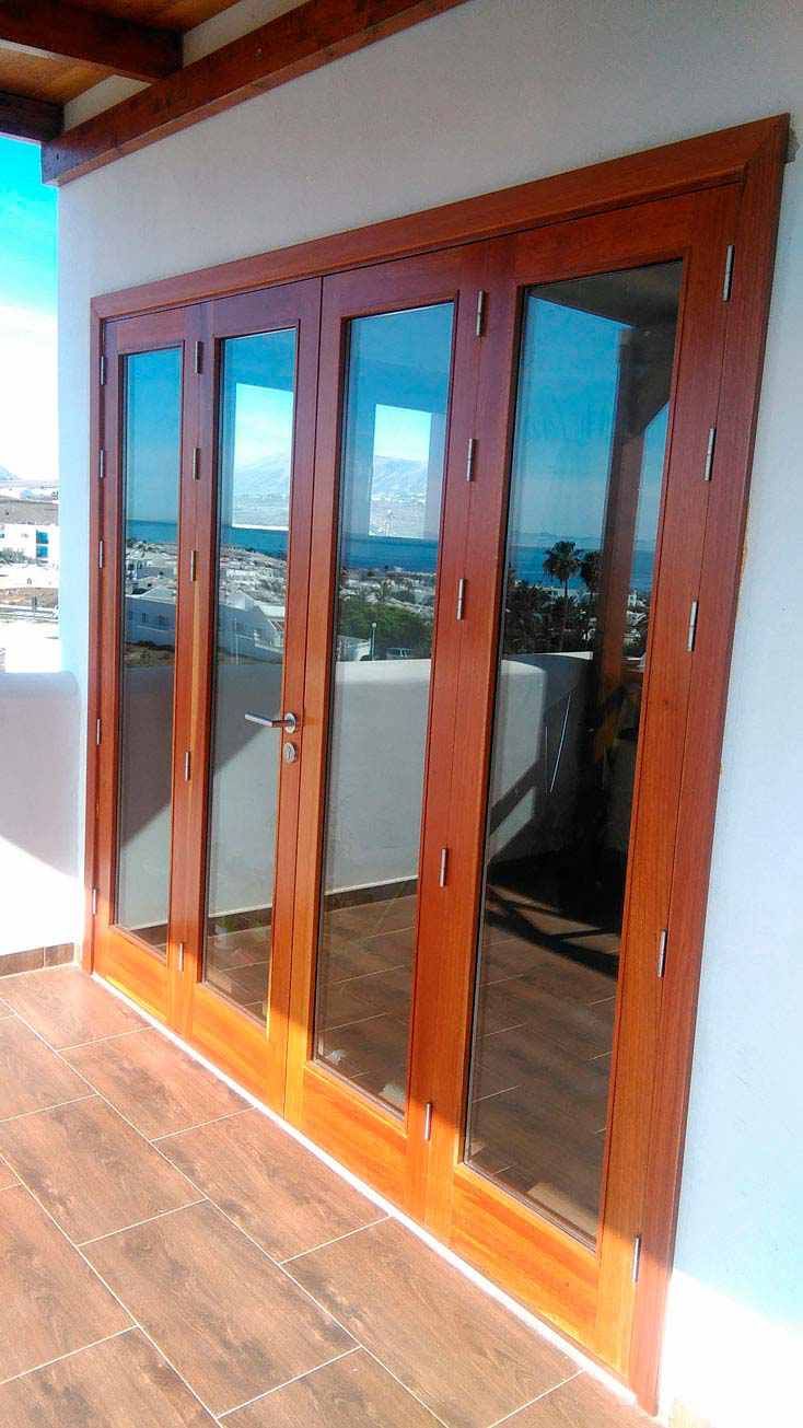 puerta de madera y cristal