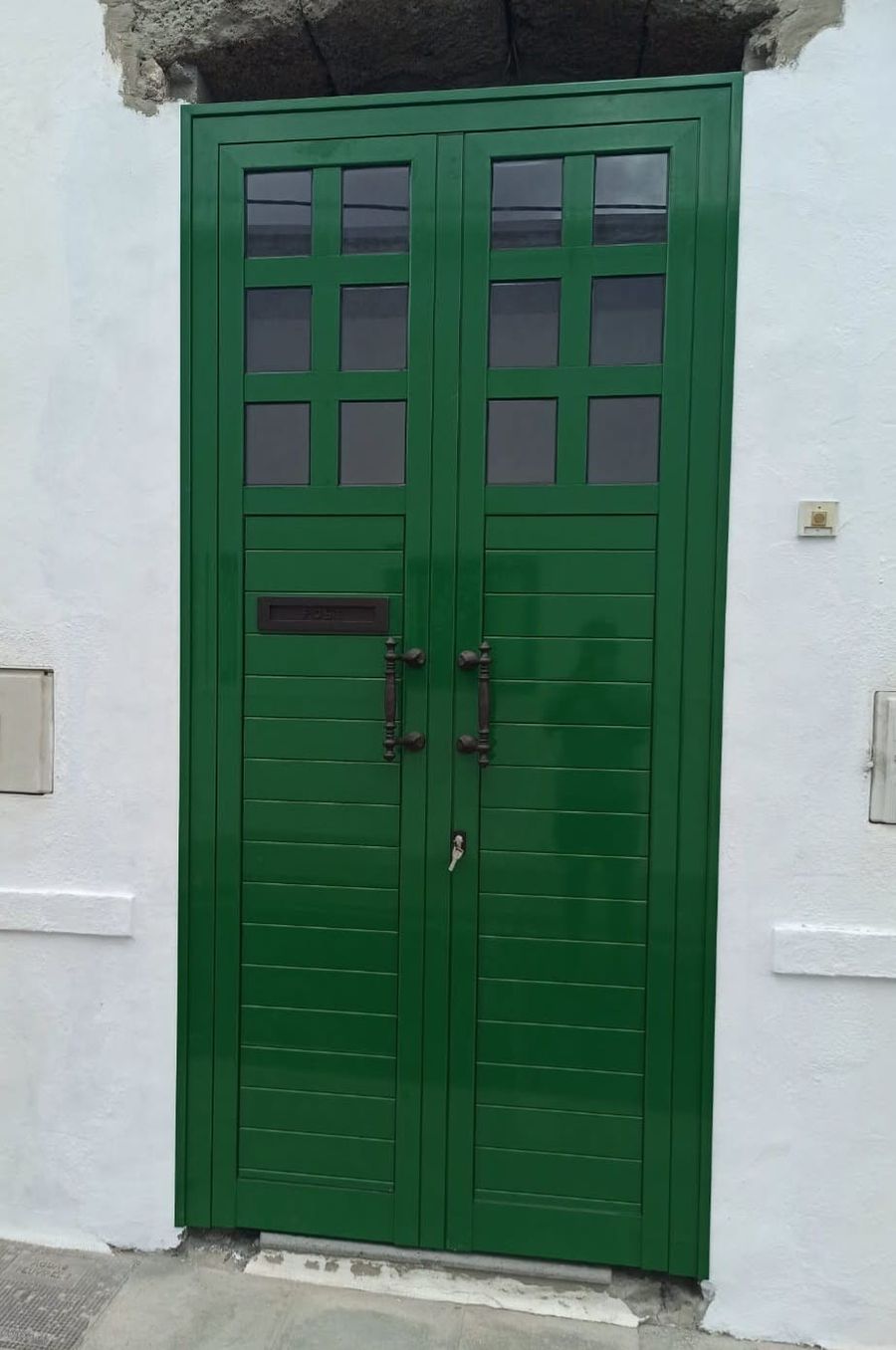 puerta verde de madera