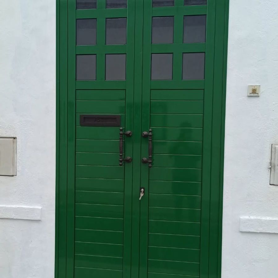 puerta verde de madera